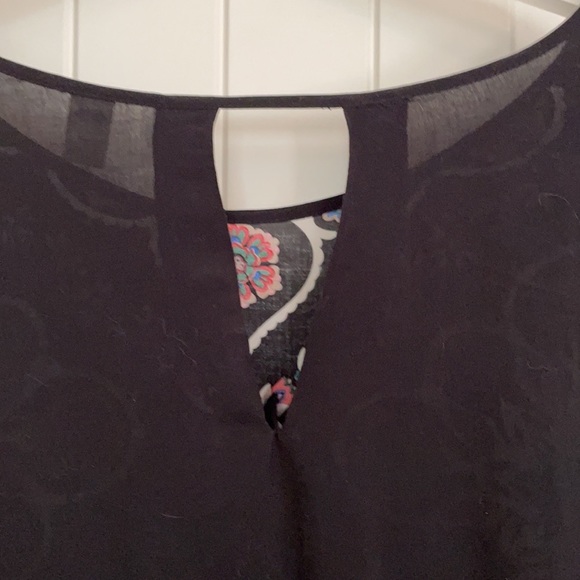 Old Navy black and floral top. Size L - Picture 3 of 6